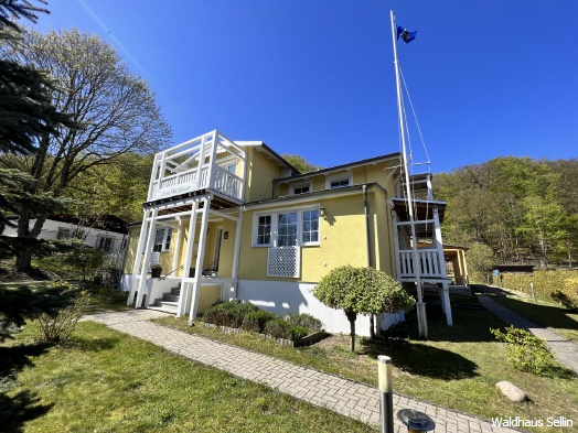 Die weißen Balkone des Waldhauses im Sonnenschein